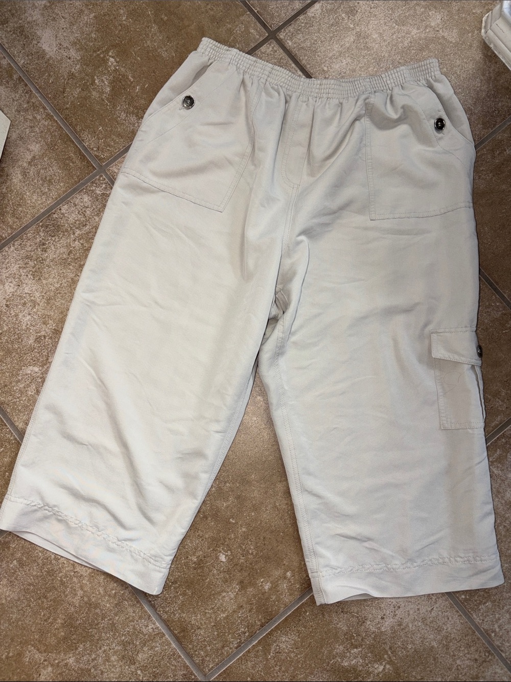 Alfred Dunner  Off-white Elastic Waist Capris Size 16